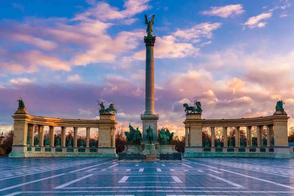 Perfect Location,newly Decorated Modern, Large Place 60 M2, Really Quiet So Have A Good Night Sleep, Ac, Netflix, Smart Tv, High-speed Internet, World Famous New York Cafe Only 10 Minutes Walk Апартаменты