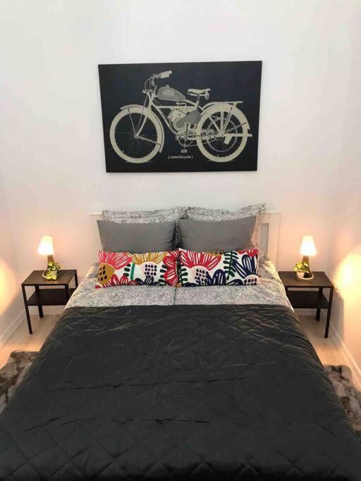 Апартаменты Perfect Location,newly Decorated Modern, Large Place 60 M2, Really Quiet So Have A Good Night Sleep, Ac, Netflix, Smart Tv, High-speed Internet, World Famous New York Cafe Only 10 Minutes Walk Будапешт