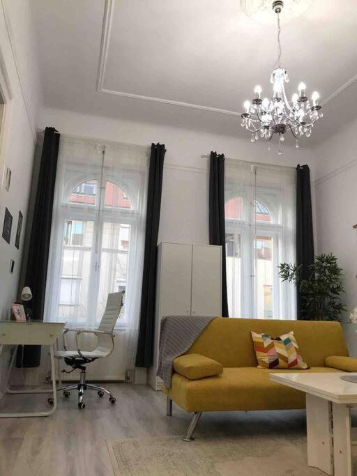 Апартаменты Perfect Location,newly Decorated Modern, Large Place 60 M2, Really Quiet So Have A Good Night Sleep, Ac, Netflix, Smart Tv, High-speed Internet, World Famous New York Cafe Only 10 Minutes Walk Будапешт