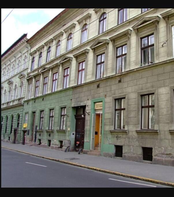 Apartman Perfect Location,newly Decorated Modern, Large Place 60 M2, Really Quiet So Have A Good Night Sleep, Ac, Netflix, Smart Tv, High-speed Internet, World Famous New York Cafe Only 10 Minutes Walk