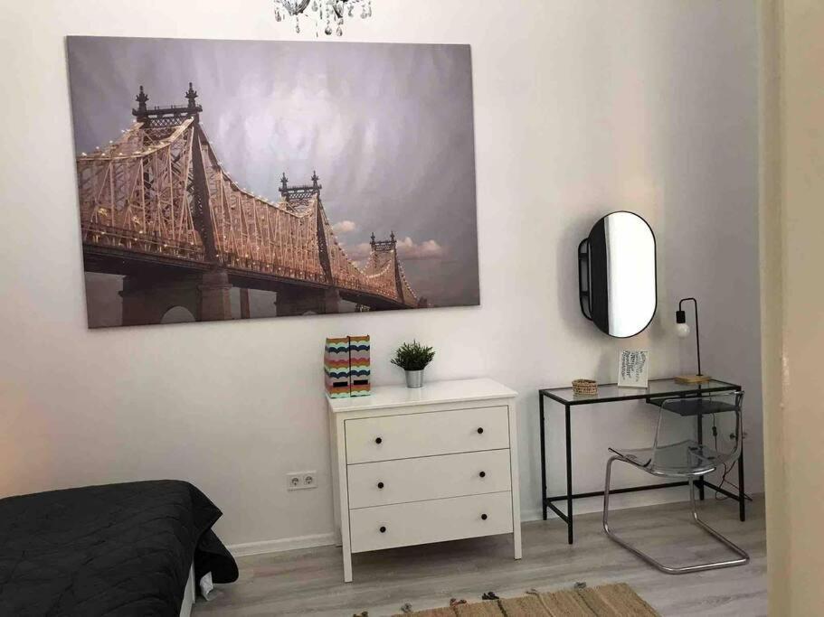 Perfect Location,newly Decorated Modern, Large Place 60 M2, Really Quiet So Have A Good Night Sleep, Ac, Netflix, Smart Tv, High-speed Internet, World Famous New York Cafe Only 10 Minutes Walk Будапешт