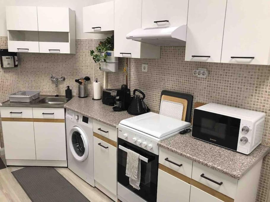 Apartman Perfect Location,newly Decorated Modern, Large Place 60 M2, Really Quiet So Have A Good Night Sleep, Ac, Netflix, Smart Tv, High-speed Internet, World Famous New York Cafe Only 10 Minutes Walk Budapest