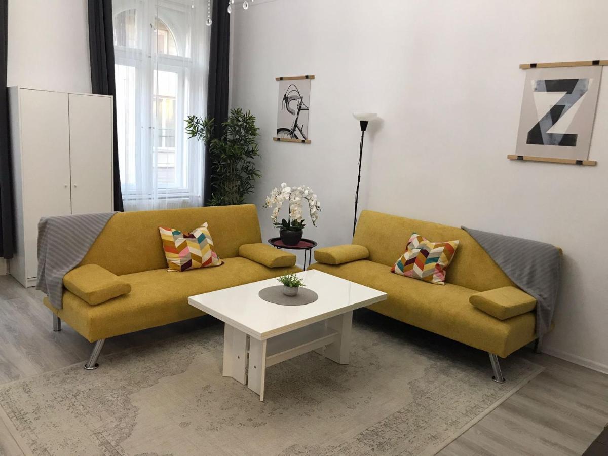 Апартаменты Perfect Location,newly Decorated Modern, Large Place 60 M2, Really Quiet So Have A Good Night Sleep, Ac, Netflix, Smart Tv, High-speed Internet, World Famous New York Cafe Only 10 Minutes Walk Будапешт