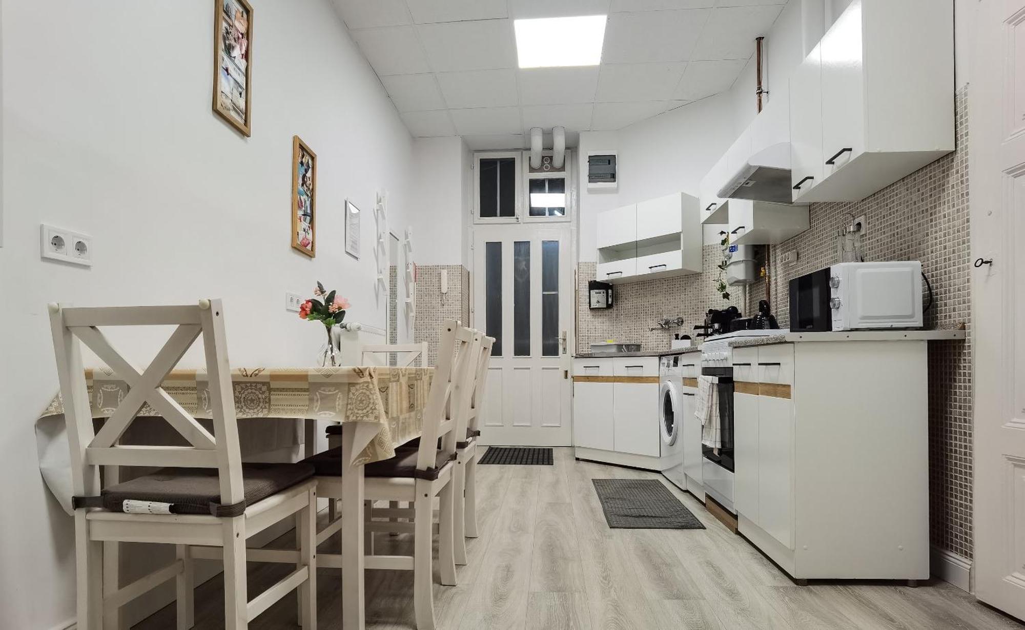 Perfect Location,newly Decorated Modern, Large Place 60 M2, Really Quiet So Have A Good Night Sleep, Ac, Netflix, Smart Tv, High-speed Internet, World Famous New York Cafe Only 10 Minutes Walk Будапешт