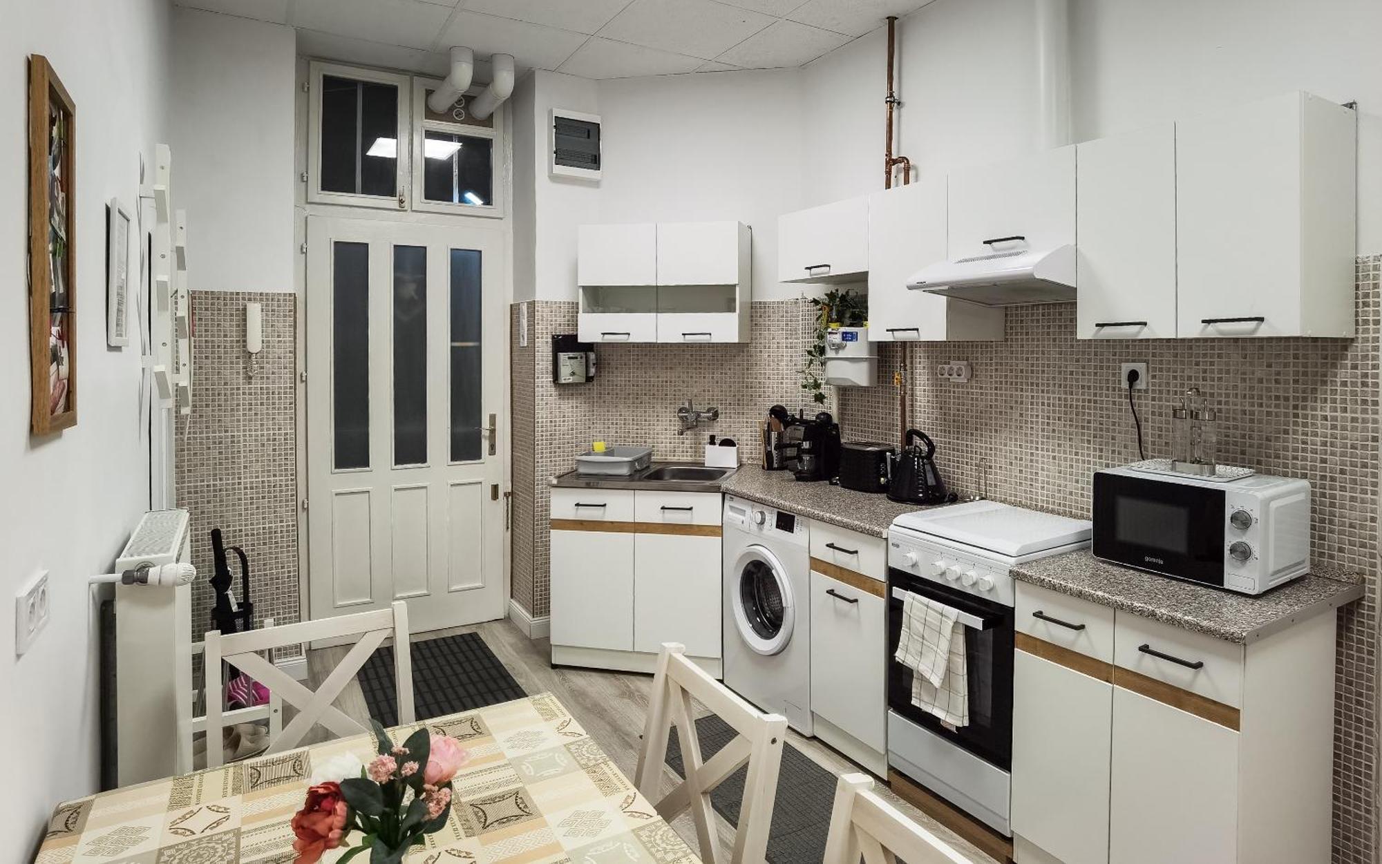 Perfect Location,newly Decorated Modern, Large Place 60 M2, Really Quiet So Have A Good Night Sleep, Ac, Netflix, Smart Tv, High-speed Internet, World Famous New York Cafe Only 10 Minutes Walk Апартаменты