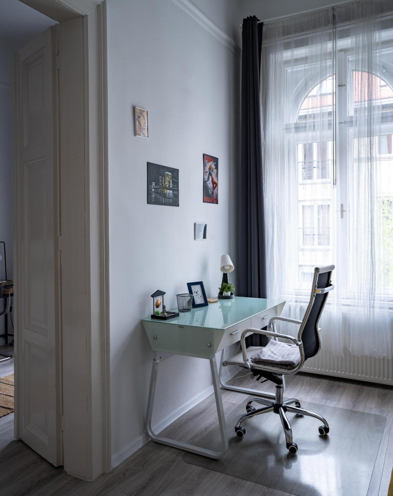 Apartman Perfect Location,newly Decorated Modern, Large Place 60 M2, Really Quiet So Have A Good Night Sleep, Ac, Netflix, Smart Tv, High-speed Internet, World Famous New York Cafe Only 10 Minutes Walk Budapest