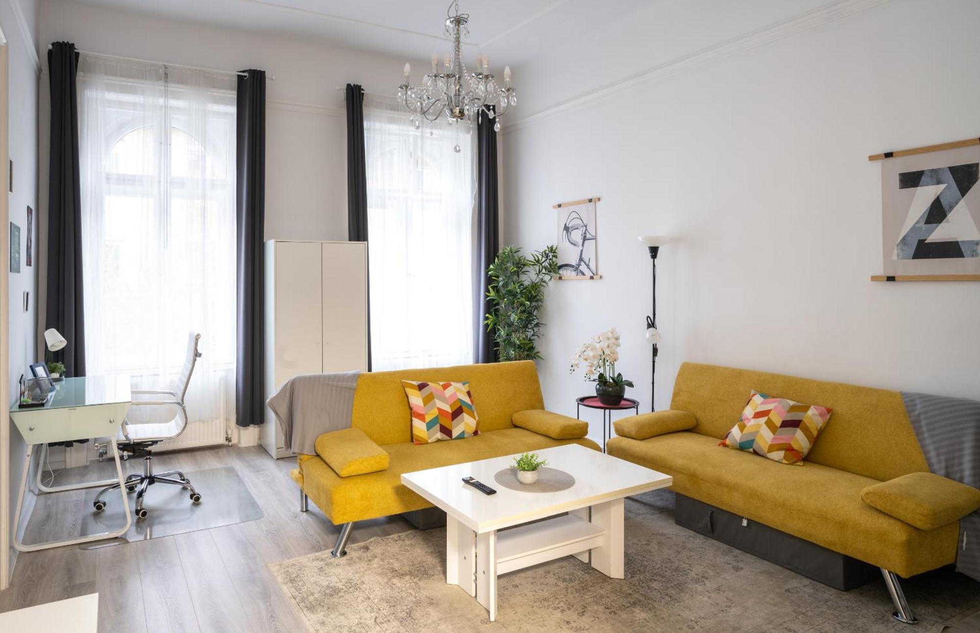 Perfect Location,newly Decorated Modern, Large Place 60 M2, Really Quiet So Have A Good Night Sleep, Ac, Netflix, Smart Tv, High-speed Internet, World Famous New York Cafe Only 10 Minutes Walk * Будапешт