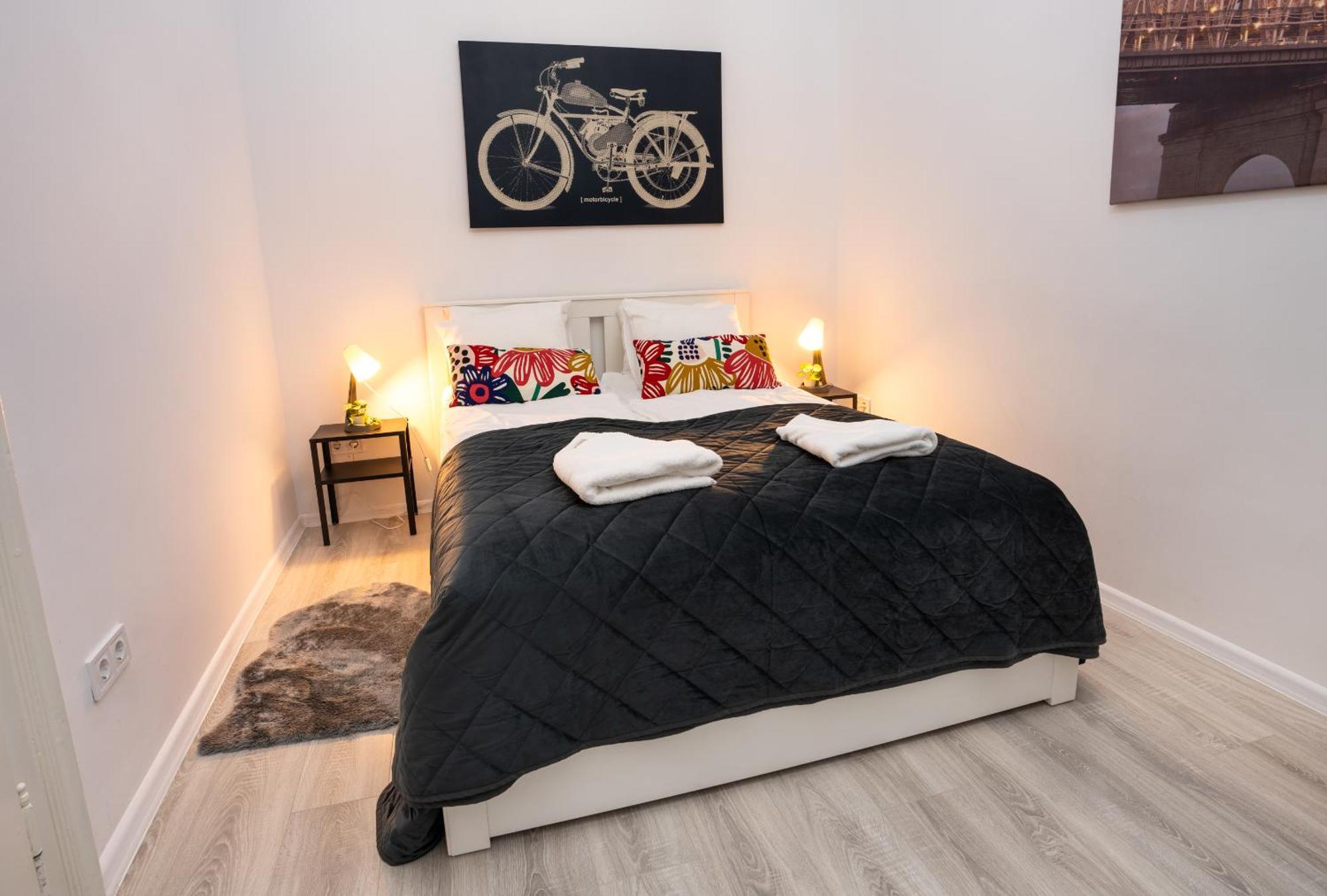 Perfect Location,newly Decorated Modern, Large Place 60 M2, Really Quiet So Have A Good Night Sleep, Ac, Netflix, Smart Tv, High-speed Internet, World Famous New York Cafe Only 10 Minutes Walk Апартаменты Будапешт