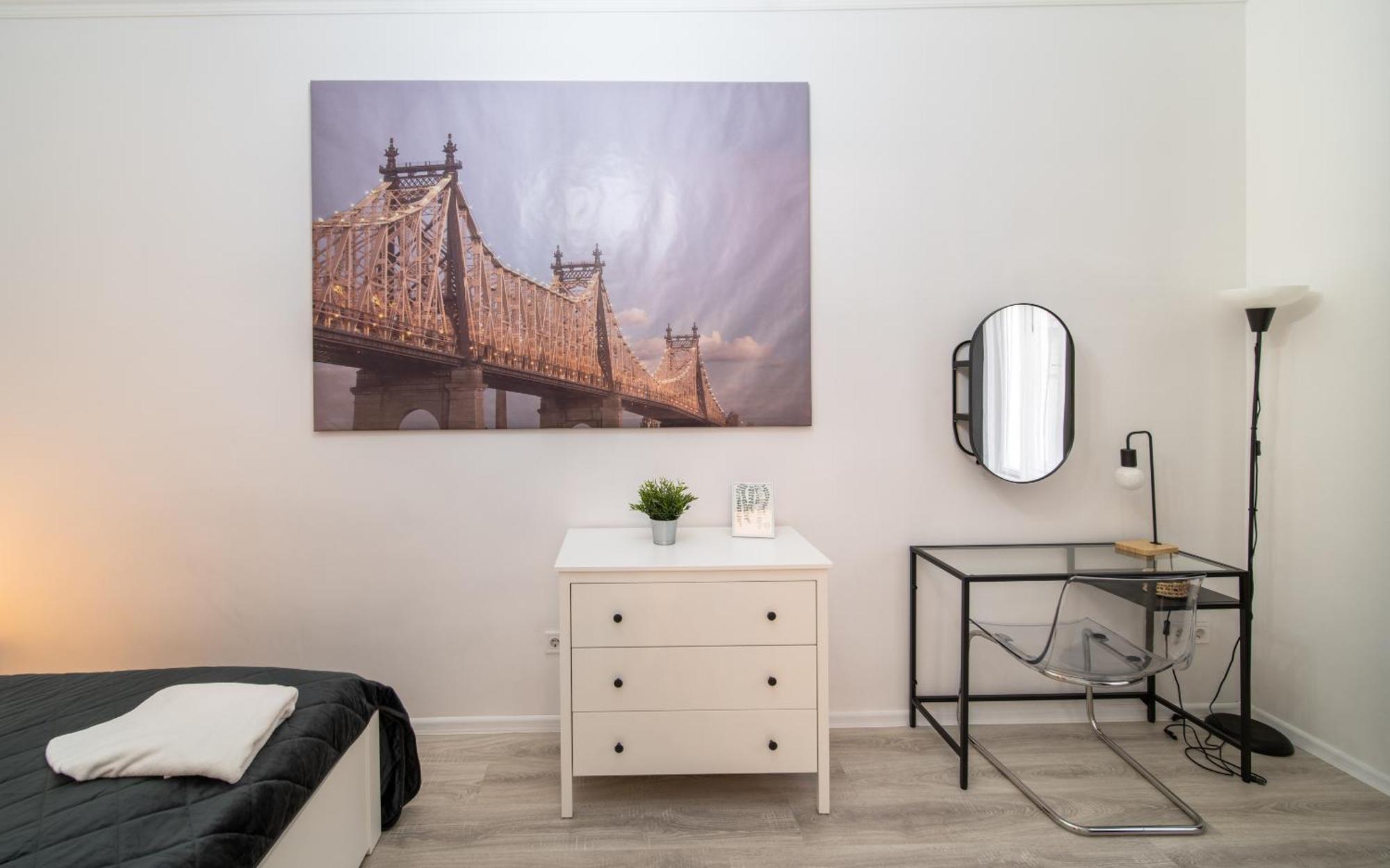 Perfect Location,newly Decorated Modern, Large Place 60 M2, Really Quiet So Have A Good Night Sleep, Ac, Netflix, Smart Tv, High-speed Internet, World Famous New York Cafe Only 10 Minutes Walk * Будапешт