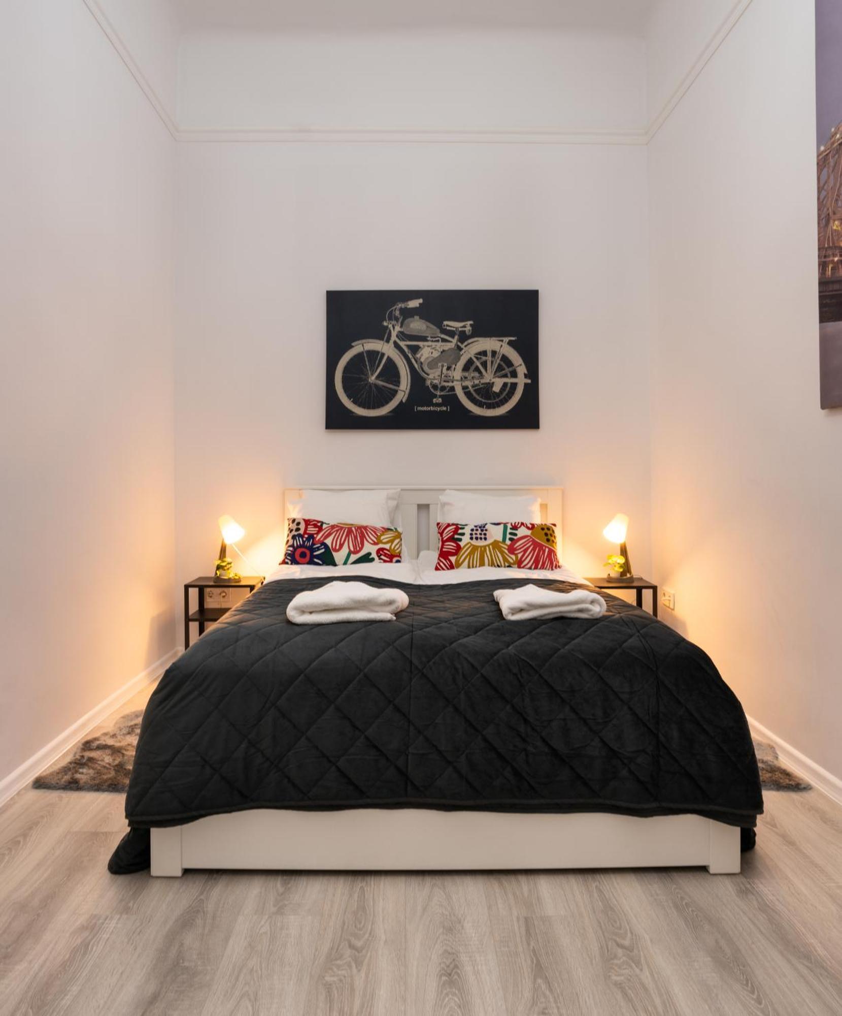 Perfect Location,newly Decorated Modern, Large Place 60 M2, Really Quiet So Have A Good Night Sleep, Ac, Netflix, Smart Tv, High-speed Internet, World Famous New York Cafe Only 10 Minutes Walk Апартаменты