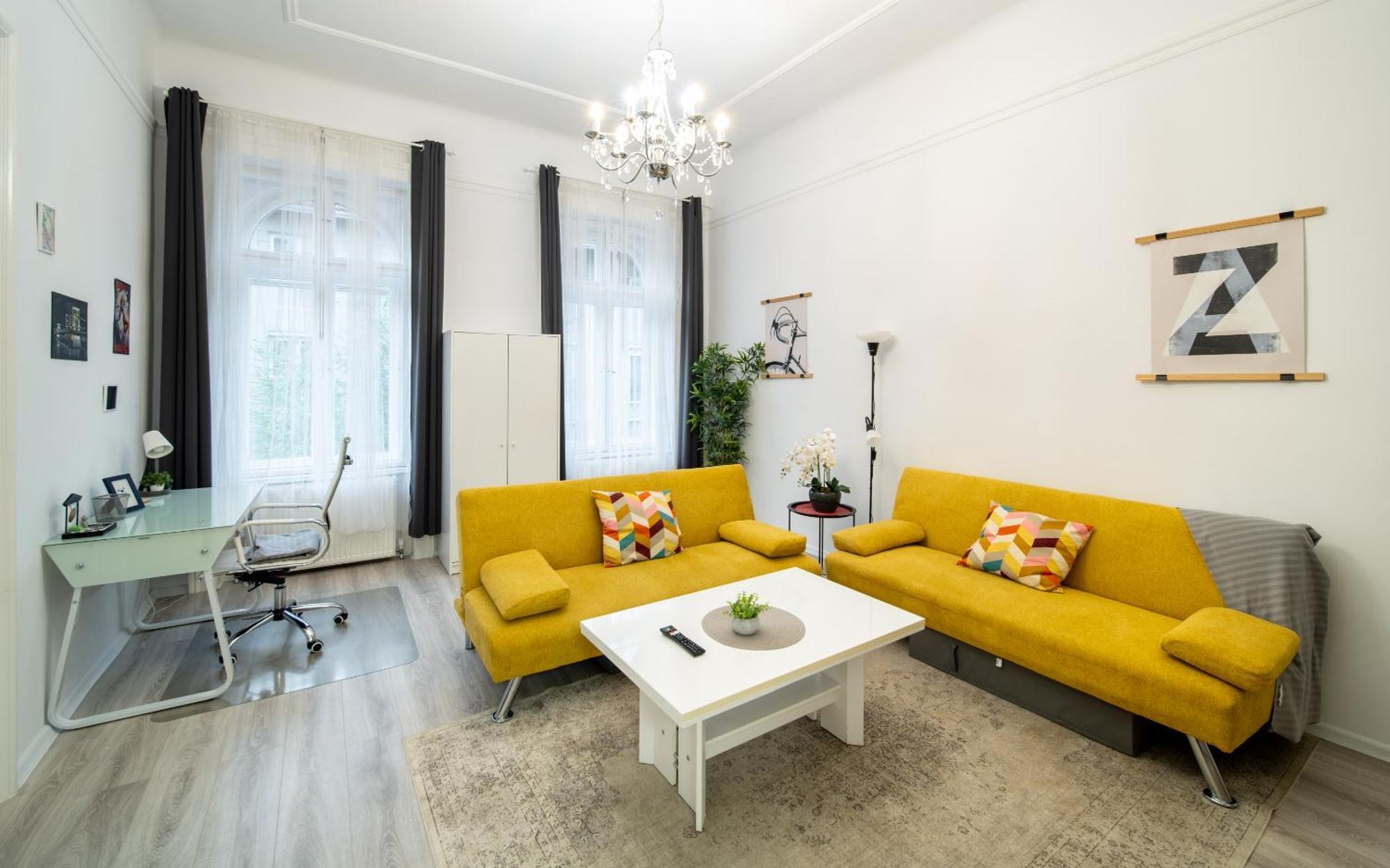 Perfect Location,newly Decorated Modern, Large Place 60 M2, Really Quiet So Have A Good Night Sleep, Ac, Netflix, Smart Tv, High-speed Internet, World Famous New York Cafe Only 10 Minutes Walk Будапешт