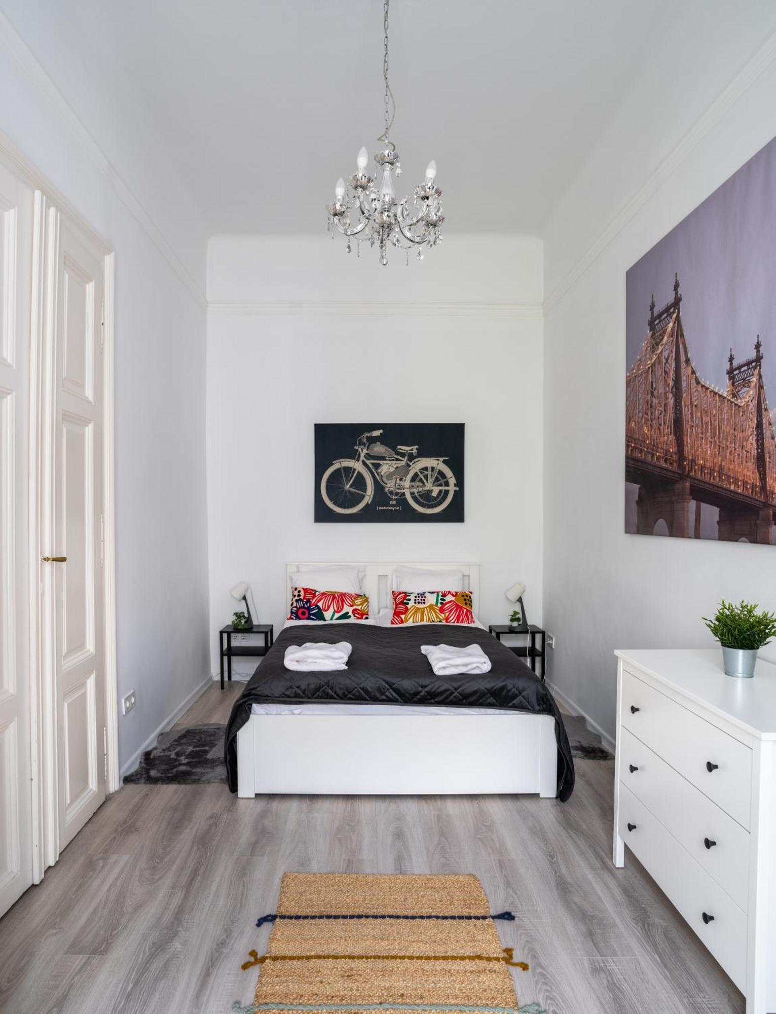 Perfect Location,newly Decorated Modern, Large Place 60 M2, Really Quiet So Have A Good Night Sleep, Ac, Netflix, Smart Tv, High-speed Internet, World Famous New York Cafe Only 10 Minutes Walk * Будапешт